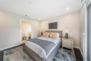 Spacious Hollywood Private Villa with 7 Bedrooms and Pool