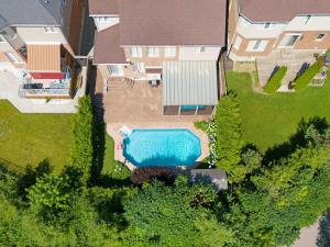Pool, King Bed, Patio with BBQ, Fall Hiking Nearby