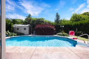 Pool, King Bed, Patio with BBQ, Fall Hiking Nearby