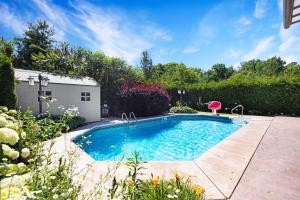 Pool, King Bed, Patio with BBQ, Fall Hiking Nearby - Ubytování bez kategorie ve městě Cambridge