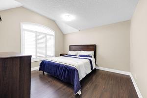 Pool, King Bed, Patio with BBQ, Fall Hiking Nearby