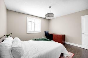 Pool, King Bed, Patio with BBQ, Fall Hiking Nearby