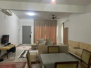SAMPOISGT VILLA HOMESTAY - 3 Bedroom Landed House - With 3 Additional Single Foldable Mattresses - Near Bangi Avenue, UKM & GMI