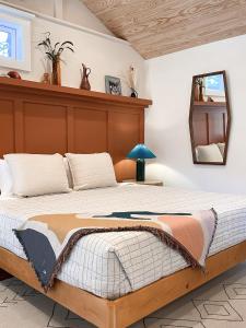 Midcentury Bungalow with hot tub-walk to amphitheater and downtown