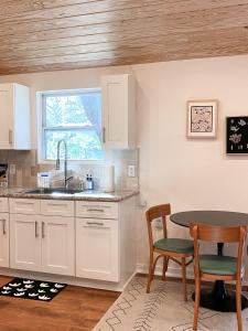 Midcentury Bungalow with hot tub-walk to amphitheater and downtown