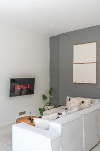 Villa Gajah - Tropical 2BR Escape Near Nyang Nyang Beach with Rooftop