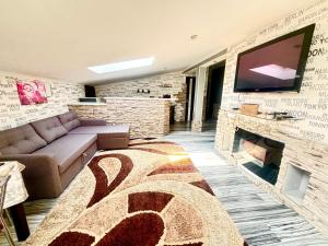 Stone City Apartment in Park Zone