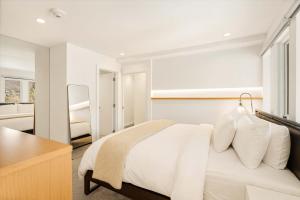 Top Floor Modern Ski-in & Out 3 BR Views