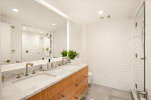 Top Floor Modern Ski-in & Out 3 BR Views