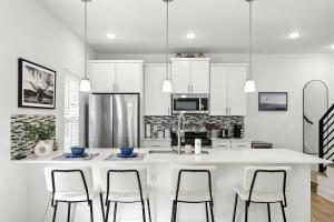 Luxe 2023NewBuild 3BR 7BDs Ideal for Long Winter Stays, Outdoor, Central