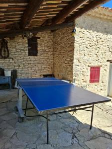 Cabanon provençal en pierre entouré de lavandes