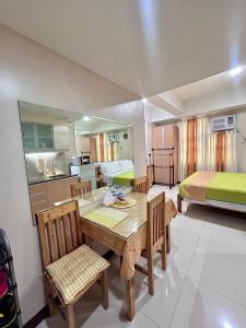 staycation near manila airport across NAIA terminal 3,13 min drive to terminal 2 and 1, Vexy Condotel located at 101 newport manila