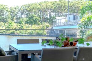 Waterfront Stay at Sunshine Villa