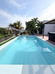 Las palmeras con piscina