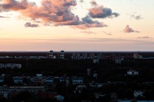Skyline Penthouse with Sunset Views, Jacuzzi & Free Parking