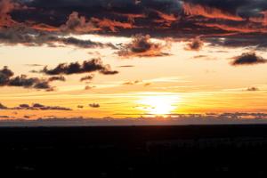 Skyline Penthouse with Sunset Views, Jacuzzi & Free Parking
