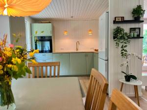 Renovated Holiday Home By Kvie Lake