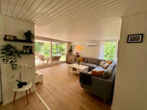 Renovated Holiday Home By Kvie Lake