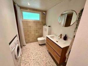 Renovated Holiday Home By Kvie Lake