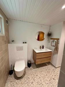 Renovated Holiday Home By Kvie Lake