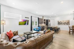 Modern new 4BR Home near NoDa & Downtown