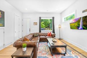 Modern new 4BR Home near NoDa & Downtown