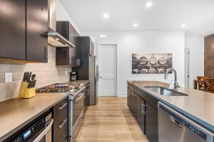 Modern new 4BR Home near NoDa & Downtown