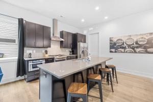 Modern new 4BR Home near NoDa & Downtown