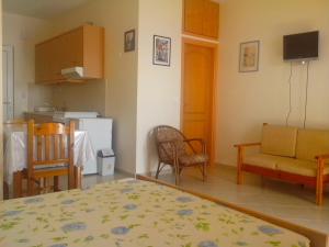 Seaview Studio in beautiful setting, west from Chania