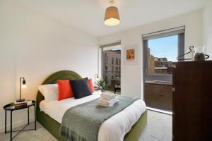 NEW Modern 2-Bed Riverside Flat with Balcony SW11