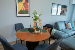 TRINAVIS In Green-Boutique Apartment, OWN PRIVATE PARKING, City Center, Entire Apartment