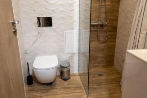 TRINAVIS In Green-Boutique Apartment, OWN PRIVATE PARKING, City Center, Entire Apartment