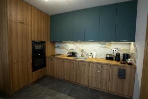 TRINAVIS In Green-Boutique Apartment, OWN PRIVATE PARKING, City Center, Entire Apartment