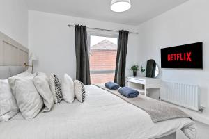 MODERN & SPACIOUS AIRPORT APARTMENT, Free Parking, Juliet Balcony and Super King Bed