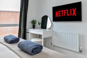 MODERN & SPACIOUS AIRPORT APARTMENT, Free Parking, Juliet Balcony and Super King Bed