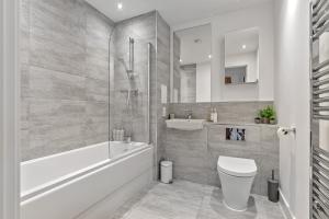 MODERN & SPACIOUS AIRPORT APARTMENT, Free Parking, Juliet Balcony and Super King Bed