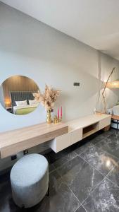 Просторий світлий сучасний номер N2