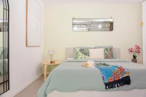 LEscale - Idéal Couple & Pro en Quête dun Moment Détente et se Ressourcer - Sauna Exclusif & Terrasse Privée - Piscine - WIFI HD - 5min Port Toulon & Plage