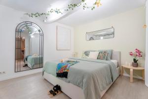 LEscale - Idéal Couple & Pro en Quête dun Moment Détente et se Ressourcer - Sauna Exclusif & Terrasse Privée - Piscine - WIFI HD - 5min Port Toulon & Plage