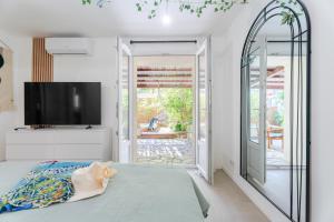 LEscale - Idéal Couple & Pro en Quête dun Moment Détente et se Ressourcer - Sauna Exclusif & Terrasse Privée - Piscine - WIFI HD - 5min Port Toulon & Plage