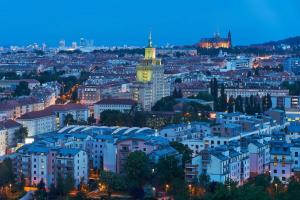 Cute designer little home near Castle! Backyard!