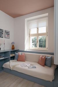 Cute designer little home near Castle! Backyard!