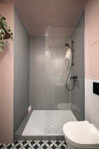 Cute designer little home near Castle! Backyard!