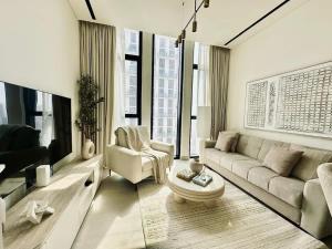 Cream Toned 1BR Suite with Parking Pool & Gym