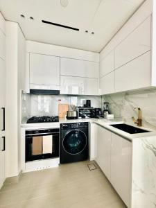 Cream Toned 1BR Suite with Parking Pool & Gym