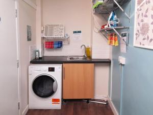 Irvine Riverside Guesthouse by Paymán Club