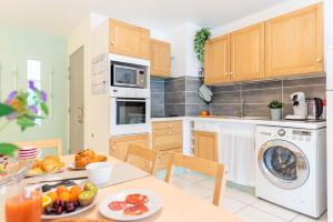 Le Regimbaud - Ideal Famille - Amis - PRO - Terrasse - Calme - Lumineux - WIFI - Jardin - Plage à 2km - Proche Centre Ville, Gare, Commerces - Parking Privé & GRATUIT