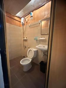 Adorable - 2B, Stunning Lounge