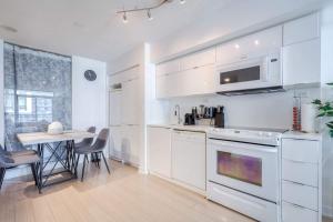 Modern 2 Bedroom plus Den Condo with Balcony Downtown Toronto