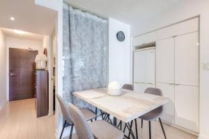Modern 2 Bedroom plus Den Condo with Balcony Downtown Toronto